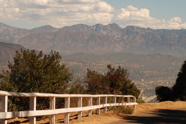горы Сан-Бернандино, с северно-восточной части холмов Голивуд