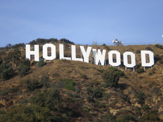 Вид на знак знак «Голливуд» открыт почти с любой точки города, но даже издали смотрится эта девятибуквенная махина впечатляюще.